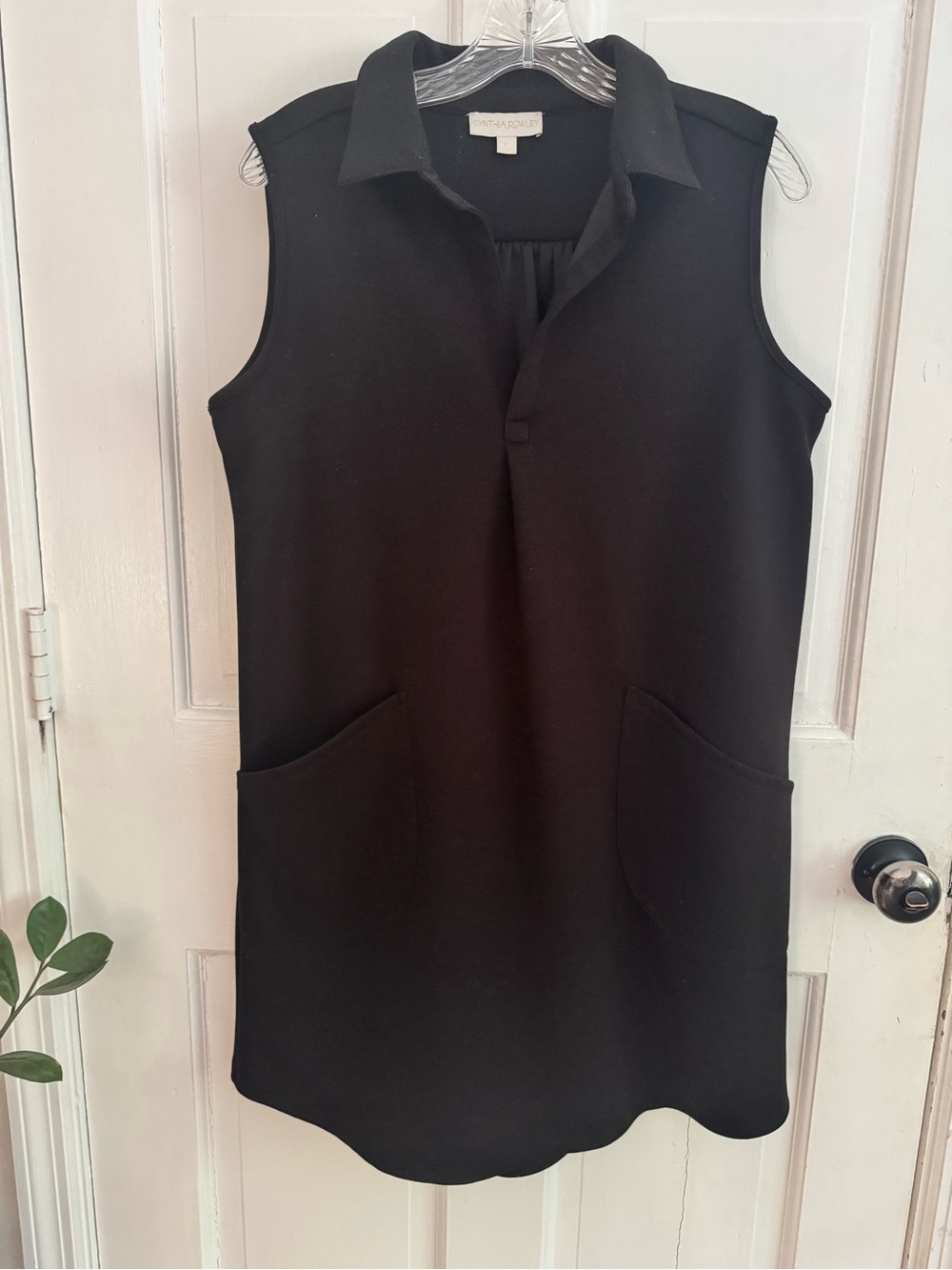 Black Women’s Sleeveless Polo Shift Dress, Classic Collar, Front Pockets Large